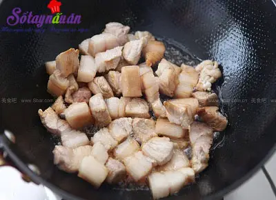 Hướng dẫn l&agrave;m thịt kho măng tre cực ngon cực dễ 3