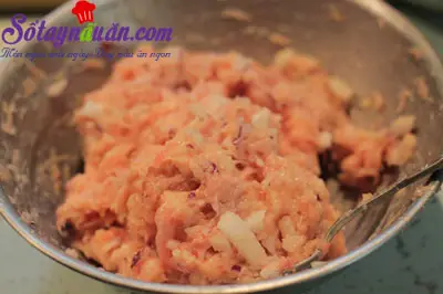 Hướng dẫn l&agrave;m thịt vi&ecirc;n bọc trứng c&uacute;t sốt c&agrave; chua ngon 3