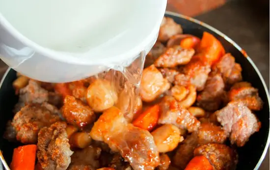 c&aacute;ch l&agrave;m thịt b&ograve; hầm nấm kiểu Ph&aacute;p 14