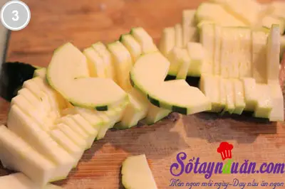 Thịt g&agrave; x&agrave;o dưa chua ngon cơm 3