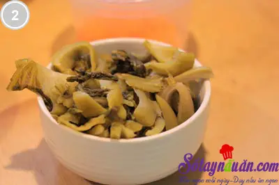 Thịt g&agrave; x&agrave;o dưa chua ngon cơm 2