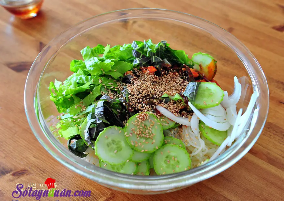 Tự tay l&agrave;m m&igrave; trộn cay vị H&agrave;n ngon kh&ocirc;ng cưỡng được 4