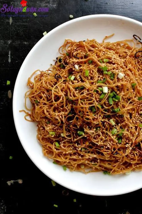 Hướng dẫn cách làm mì trứng xào đơn giản ngon hấp dẫn